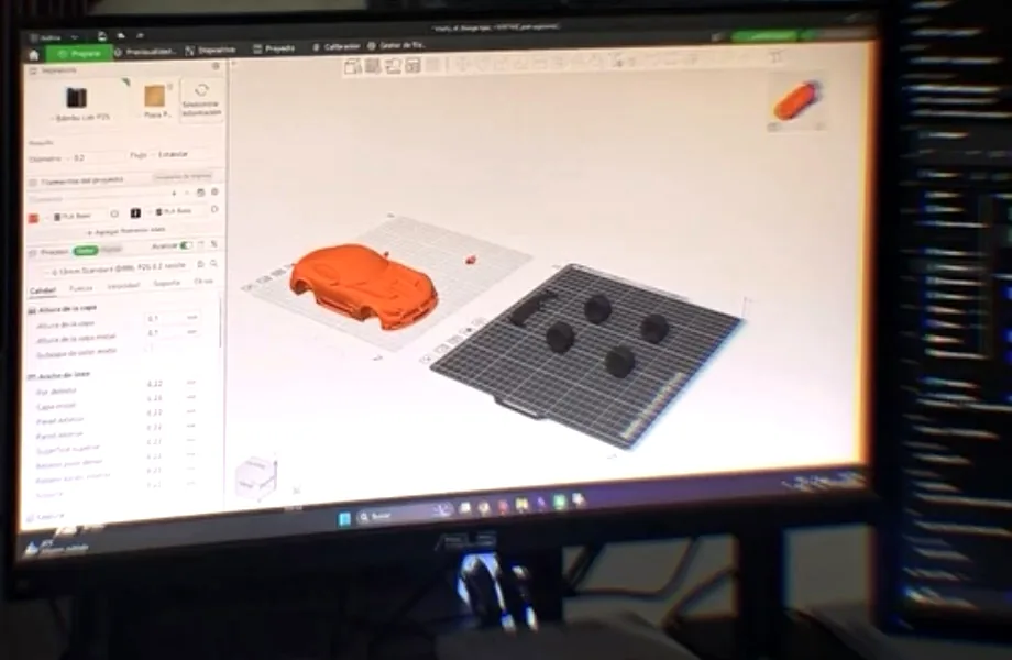 Pantalla de Bambu Studio con un carro naranja orientado sobre la placa y el perfil de la Bambu Lab P2S