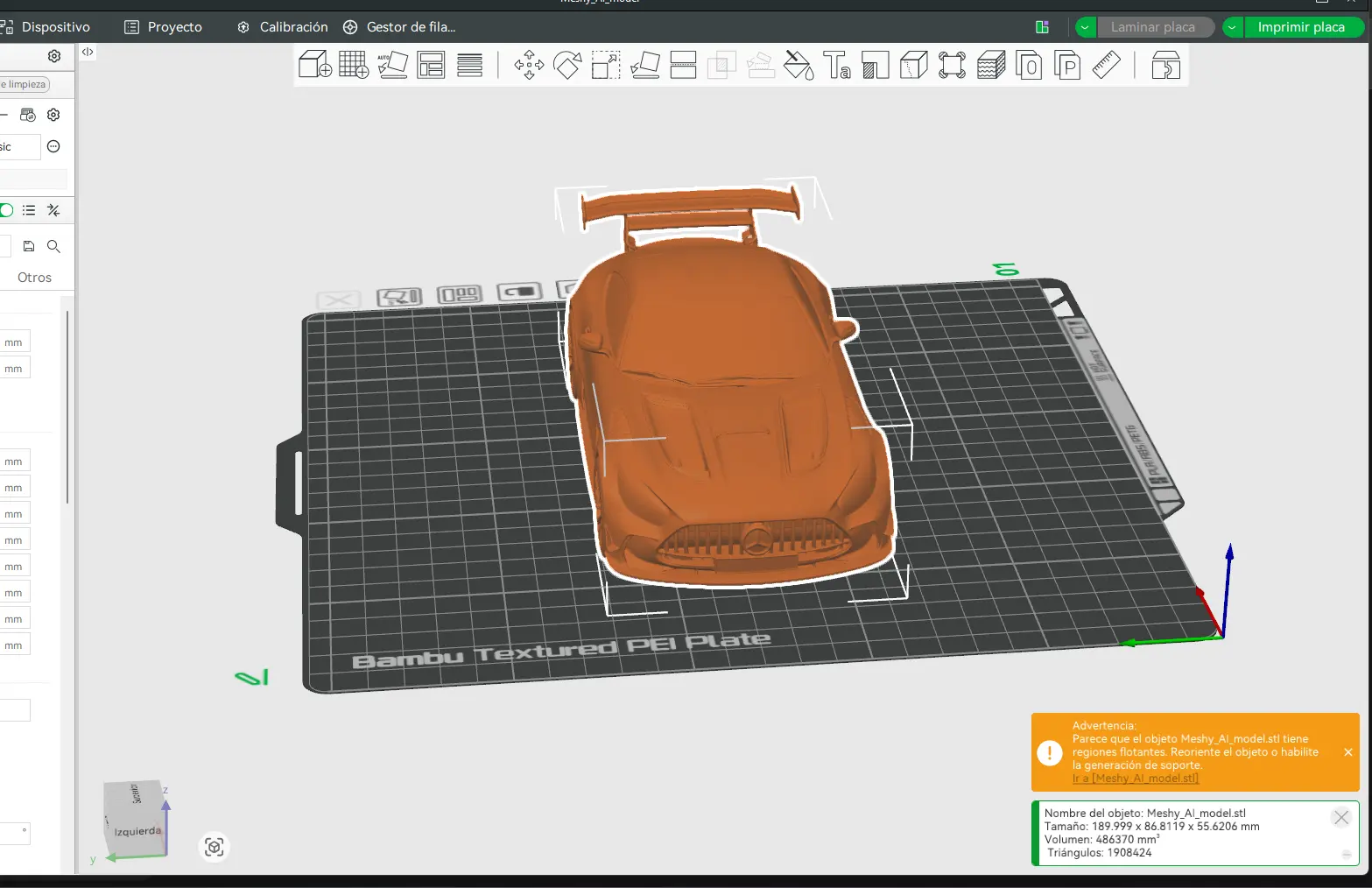 Modelo de carro orientado sobre la placa virtual en Bambu Studio