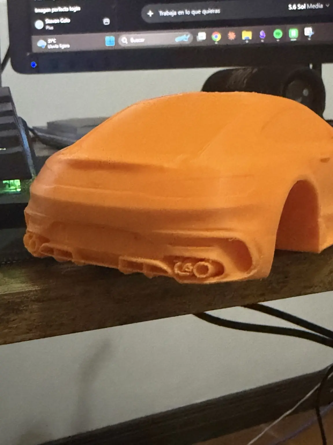 Carro decorativo naranja recién impreso antes del acabado y montaje final