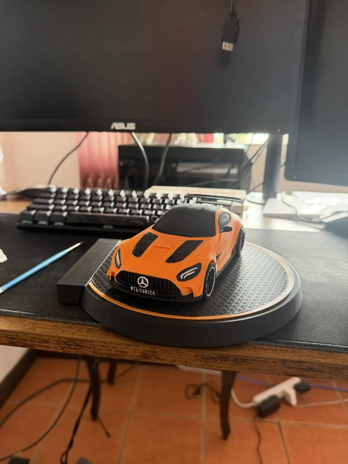 Vista superior de un modelo decorativo naranja terminado sobre una base circular