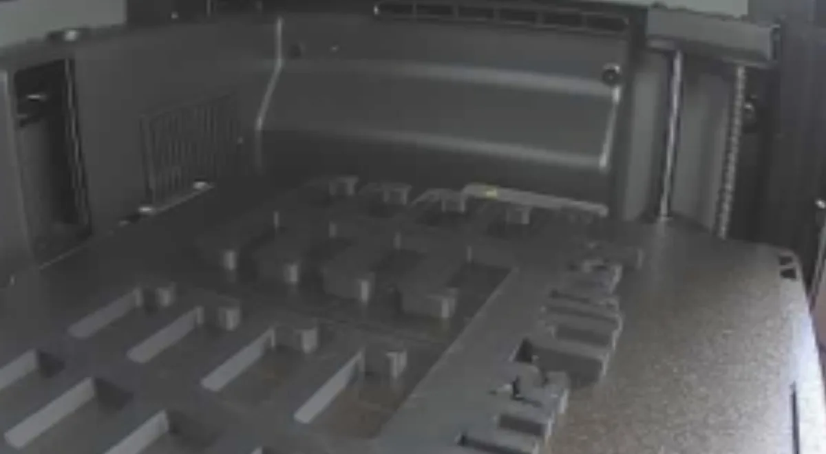 Placa de impresión de la P2S con varias piezas planas grises, vista desde la cámara interna al terminar